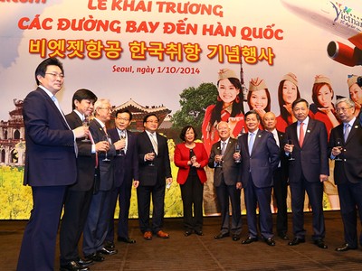 Phó Thủ tướng Hoàng Trung Hải (thứ 5 từ trái qua), cùng nhiều lãnh đạo ban, ngành Việt Nam, Hàn Quốc dự Lễ khai trương các đường bay đến Hàn Quốc của Vietjet
