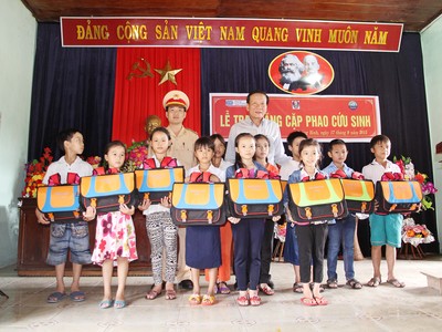 Báo Đầu tư trao cặp phao cứu sinh, mũ bảo hiểm cho học sinh  Quảng Bình, Quảng Trị.