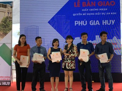 Phú Hồng Thịnh bàn giao sổ hồng sớm cho khách hàng