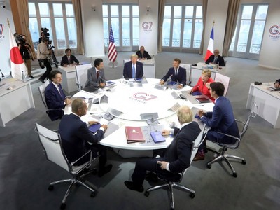 Các nhà lãnh đạo tại Hội nghị thượng đỉnh G7 ở Biarritz, Pháp. Ảnh: AP.