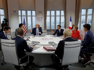 Các nhà lãnh đạo G7 thảo luận tại Hội nghị thượng đỉnh G7. Ảnh: Reuters.