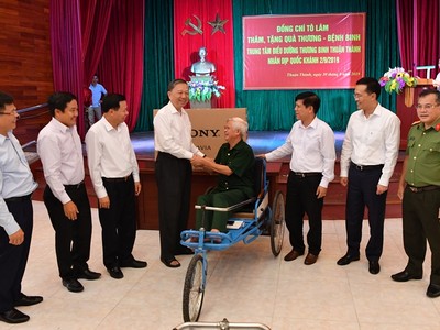 Đại tướng Tô Lâm (thứ 4 từ trái sang) cùng Tổng Giám đốc Vietcombank Phạm Quang Dũng (thứ 2 từ phải sang) thăm hỏi và tặng quà đại diện các đ/c thương binh tại Trung tâm.