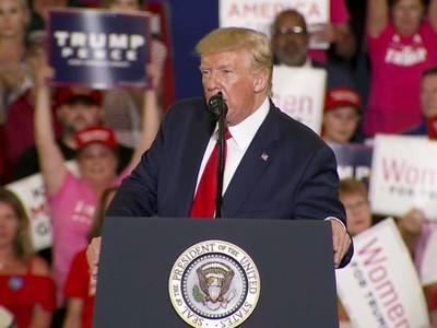 Tổng thống Mỹ Donald Trump trong buổi gặp gỡ các cử tri tại Bắc Carolina hôm 9/9. Ảnh: CNN