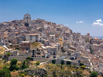 Những ngôi nhà ở thị trấn Mussomeli, Ý đang được rap bán với giá 1 euro.