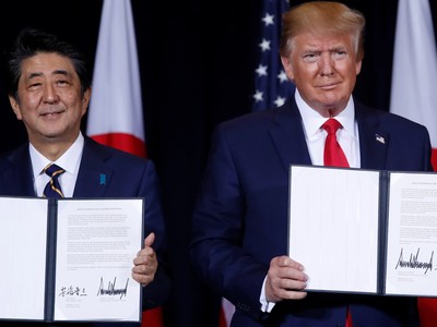 Thủ tướng Nhật bản Shinzo Abe và Tổng thống Mỹ Donald Trump tại Lễ ký kết thương mại song phương ngày 25/9. Ảnh: Reuters.