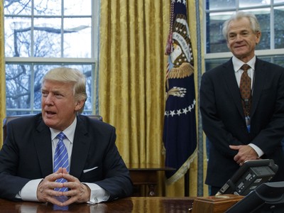 Tổng thống Mỹ Donald Trump và Peter Navarro, Cố vấn kinh tế cấp cao của Nhà Trắng. Ảnh: AP.