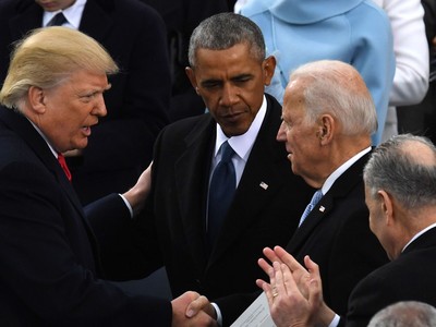 Tổng thống Donald Trump cùng cựu Tổng thống Barack Obama và ông Joe Biden. Ảnh AFP.