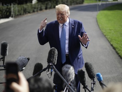 Tổng thống Mỹ Donald Trump trả lời phỏng vấn báo chí tại bãi cỏ phía Nam Nhà Trắng ngày 10/10. Ảnh: AP.