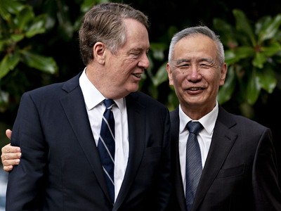 Đại diện Thương mại Mỹ Robert Lighthizer và Phó thủ tướng Quốc vụ viện Trung Quốc Lưu Hạc hôm thứ Sáu (11/10). Ảnh: Bloomberg.