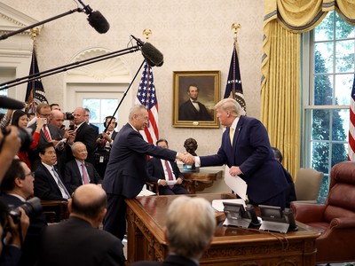 Phó Thủ tướng Quốc vụ viện Trung Quốc Lưu Hạc và Tổng thống Mỹ Donald Trump trong buổi hội đàm tại Nhà Trắng hôm 11/10. Ảnh: NCB.