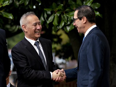 Phó Thủ tướng Trung Quốc Lưu Hạc và Bộ trưởng Tài chính Mỹ Steven Mnuchin. Ảnh: Bloomberg.