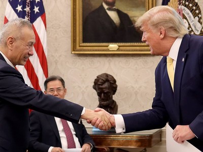 Phó Thủ tướng Quốc vụ viện Trung Quốc Lưu Hạc và Tổng thống Mỹ Donald Trump tại Nhà Trắng ngày 11/10. Ảnh: Getty Images.