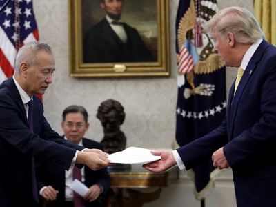 Phó Thủ tướng Quốc vụ viện Trung Quốc Lưu Hạc và Tổng thống Mỹ Donald Trump tại Nhà Trắng ngày 11/10. Ảnh: Getty Images.