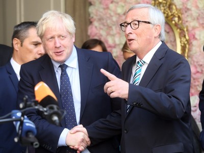Thủ tướng Anh Boris Johnson và Chủ tịch EC Jean-Claude Juncker. Ảnh: Getty Images.