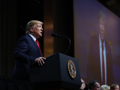 Tổng thống Mỹ Donald Trump phát biểu tại Câu lạc bộ kinh tế New York hôm thứ Ba (12/11). Ảnh: The New York Times.