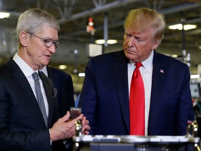 Tổng thống Mỹ Donald Trump đi thăm nhà máy sản xuất của Apple tại Austin với CEO Tim Cook ngày 20/11. Ảnh: AP.
