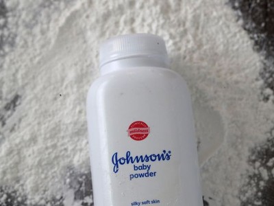 Johnson & Johnson xác nhận không có  chất gây ung thư trong phấn rôm trẻ em