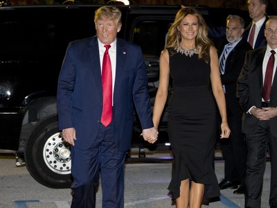 Tổng thống Mỹ Donald Trump và vợ đến Palm Beach, Florida để nghỉ lễ Giáng sinh hôm 24/12. Ảnh: AP.