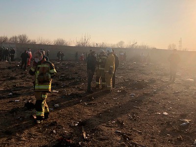 Hiện trường vụ rơi máy bay. Ảnh: AP.