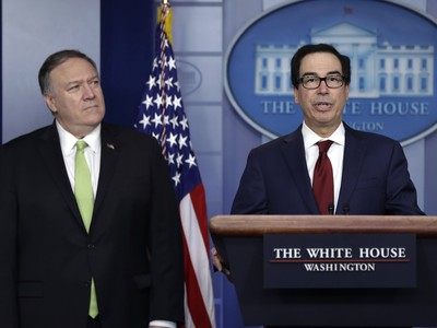 Bộ trưởng Tài chính Mỹ Steven Mnuchin  và Ngoại trưởng Mỹ Mike Pompeo trong buổi họp báo tại Nhà Trắng hôm 10/1. Ảnh: AP.