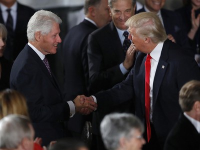 Cựu Tổng thống Bill Clinton và Tổng thống Donald Trump tại Tiệc nhậm chức tháng 1/2017. Ảnh: Getty Images.