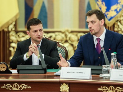 Tổng thống Ukraine Volodomyr Zelensky và Thủ tướng Oleksiy Honcharuk. Ảnh: KyivPost.