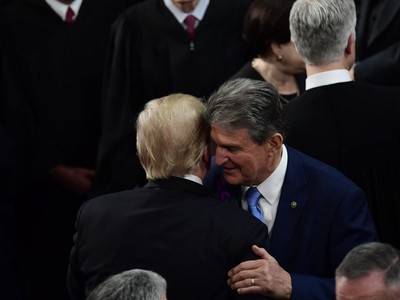 Tổng thống Mỹ Donald Trump trò chuyện cùng Thượng nghị sĩ Joe Manchin. Ảnh: WP.