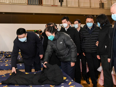 Phó Thủ tướng Trung Quốc Tôn Xuân Lan (giữa) đến thăm một bệnh viện tạm thời được chuyển đổi sử dụng một phòng tập thể dục ở Vũ Hán, Hồ Bắc, vào hôm 11/2. Ảnh: Tân Hoa Xã