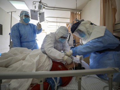 Nhân viên y tế chăm sóc cho bệnh nhân nhiễm virus corona tại Vũ Hán. Ảnh: AP.