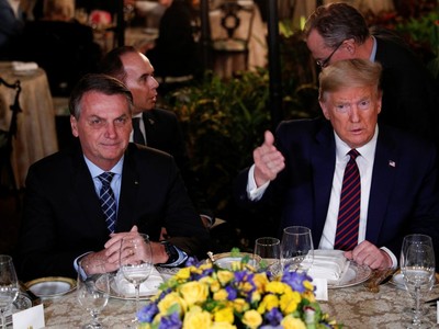 Tổng thống Brazil Jair Bolsonaro và Tổng thống Mỹ Donald Trump ăn tối cùng nhau tại Mar-a-Lago cuối tuần trước. Ảnh: Reuters.
