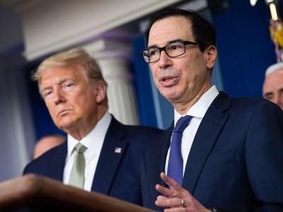 Tổng thống Mỹ Donald Trump và Bộ trưởng Tài chính Steven Mnuchin trả lời phỏng vấn trong cuộc họp báo tại Nhà Trắng hôm 17/3. Ảnh: Reuters.