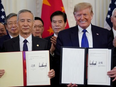 Tổng thống Donald Trump và Phó Thủ tướng Lưu Hạc ký kết thảo thuận thương mại Mỹ - Trung giai đoạn một tại Nhà Trắng ngày 15/1/2020. Ảnh: Reuters.