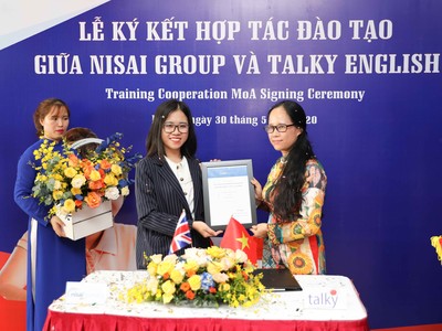 Bà Dương Mỹ Linh, Giám đốc phát triển đối tác của Nisai tại Việt Nam và bà Phạm Thị Kim Tuyến, Tổng giám đốc Hệ thống giáo dục Talky và tại buổi lễ.