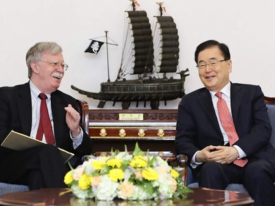 Cố vấn An ninh Quốc gia Mỹ John Bolton và Giám đốc Văn phòng An ninh Quốc gia Hàn Quốc Chung Eui-yong gặp nhau tại Seoul vào ngày 24/7/2019.