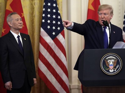 Phó Thủ tướng Quốc Vụ viện Trung Quốc Lưu Hạc và Tổng thống Mỹ Donald Trump. Ảnh: AP.