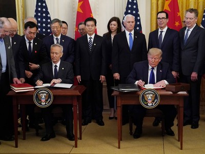 Phó Thủ tướng Quốc vụ viện Trung Quốc Lưu Hạc và Tổng thống Mỹ Donald Trump ký kết thỏa thuận thương mại Mỹ - Trung giai đoạn 1. Ảnh: Reuters.
