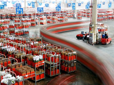 Chợ hoa Đấu Nam ở Côn Minh, thủ phủ của tỉnh Vân Nam, Trung Quốc hôm thứ Hai (24/8). Đây là chợ hoa tươi lớn nhất ở châu Á và bán 3 triệu đến 3,5 triệu bông hoa dịp lễ Thất Tịch.