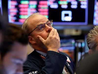 Giới đầu tư đánh mất niềm tin, chứng khoán tiếp tục tụt dốc