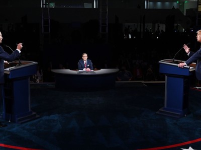 Hai ứng cử viên tổng thống Mỹ tại cuộc tranh luận trực tiếp ở Cleveland hôm 29/9. Ảnh: AFP.