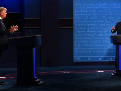 Tổng thống Mỹ Donald Trump và đối thủ Joe Biden tại Cleveland hôm 29/9. Ảnh: AFP.