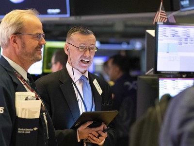 Dữ liệu kinh tế khiến giới đầu tư hưng phấn trước ngày bầu cử