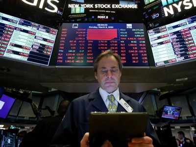 Áp lực đè nặng, giới đầu tư thấp thỏm