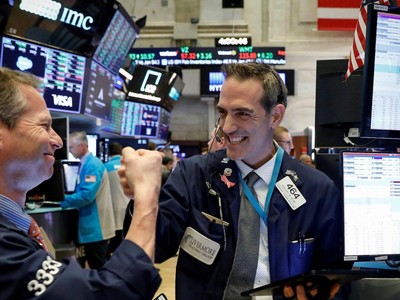 Nhận nhiều tín hiệu tích cực, giới đầu tư nô nức gom hàng