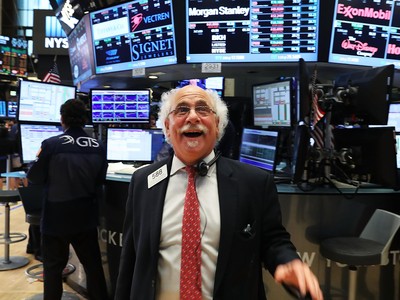 Giới đầu tư vui mừng, ồ ạt xuống tiền gom cổ phiếu