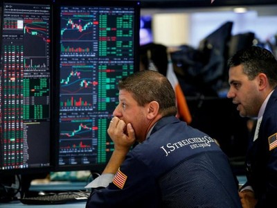 Áp lực chồng chất lên thị trường chứng khoán