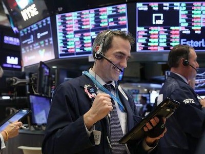 Dữ liệu kinh tế tích cực, giới đầu tư mạnh tay xuống tiền