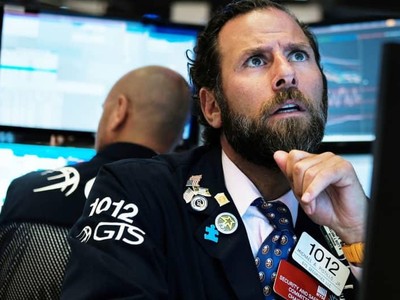 Biến chủng Omicron thống trị toàn cầu, chứng khoán đỏ lửa