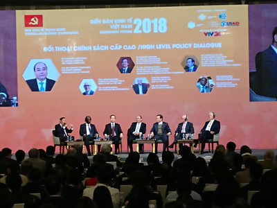 Thủ tướng Chính phủ trao đổi tại Diễn đàn Kinh tế Việt Nam 2018.