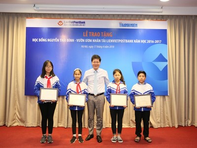 Ông Kim Minh Tuấn, Phó tổng giám đốc kiêm Giám đốc Khối Nhân sự Lienvietpostbank tại trao tặng học bổng cho các học sinh xuất sắc.