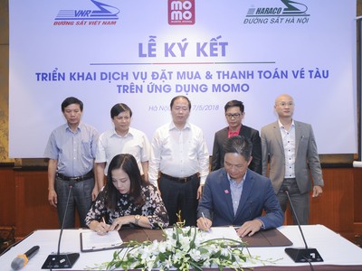 Khách đi tàu hỏa có thể mua vé và thanh toán bằng Ví điện tử